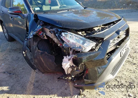 2021 Toyota Rav4 Xle z USA, uszkodzony, nr VIN 2T3P1RFV6MC142505